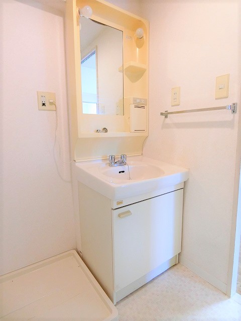 洗面設備　写真は同建物の別部屋を参考に掲載しております。