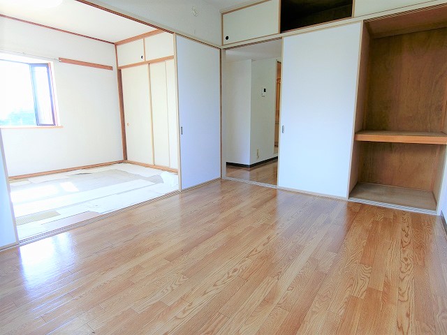 居室・リビング　写真は同建物の別部屋を参考に掲載しております。