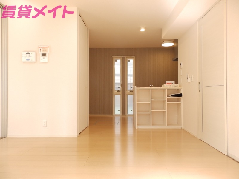 居室・リビング　同物件別室の写真です