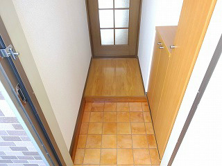 玄関　写真は202号室です（参考）