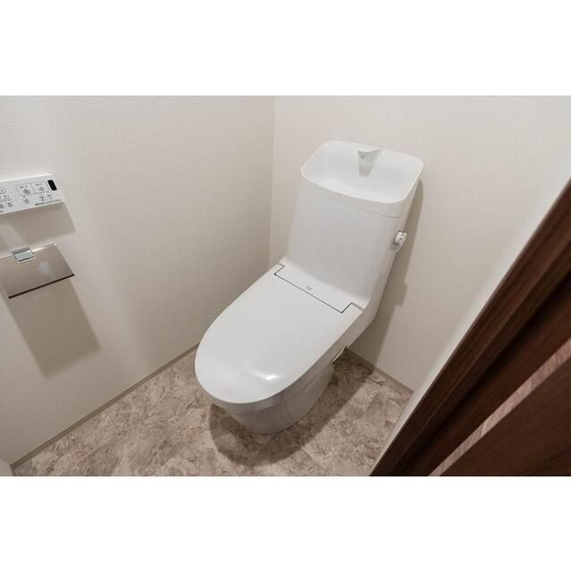 トイレ　落ち着いた色調のトイレです