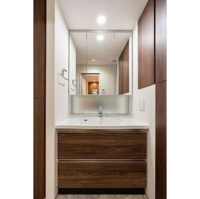 洗面設備　明るい洗面所です