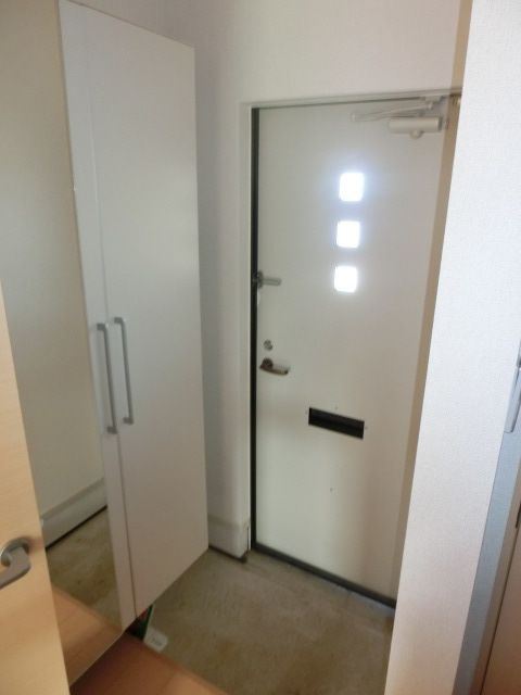 玄関　全身鏡付きのシューズボックスがあります。