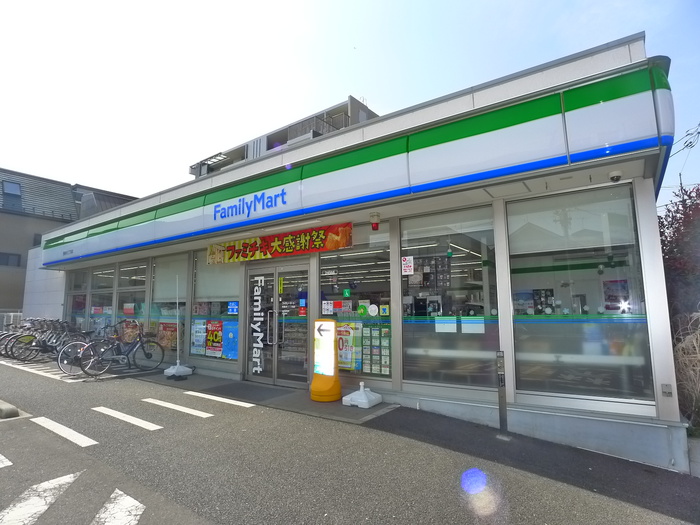 コンビニ　ファミリーマート西新井三丁目店（コンビニ）まで509m