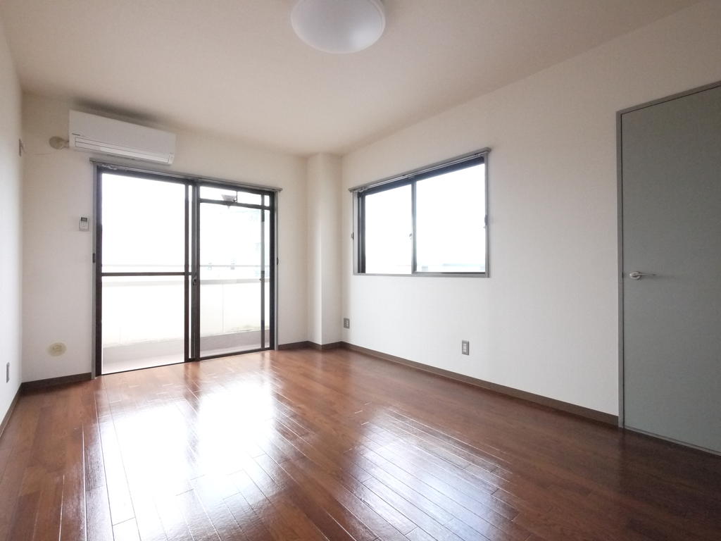 居室・リビング　窓が多く明るいLDKです♪