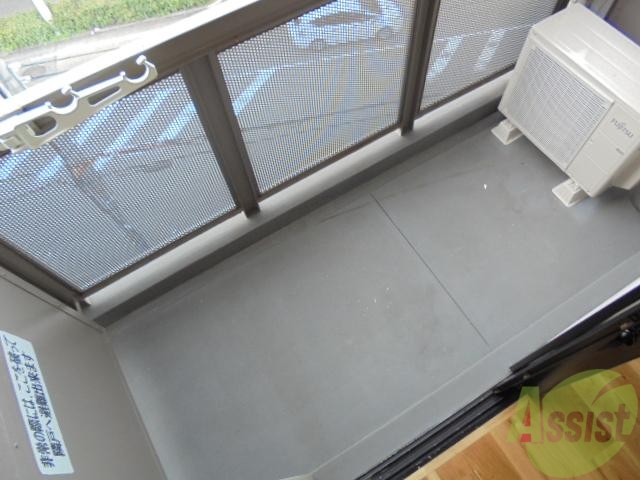 バルコニー　日当たりのいいバルコニーで洗濯物を干してください。