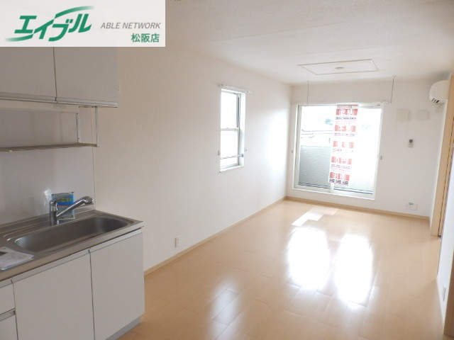 居室・リビング　同物件別室の写真です