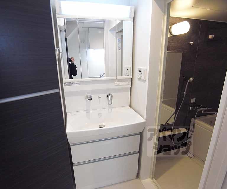 洗面設備　ワイドなドレッサー。