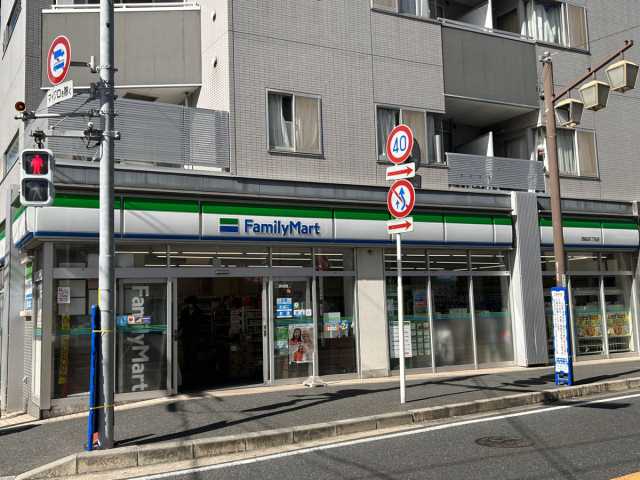 コンビニ　ファミリーマート（コンビニ）まで671m