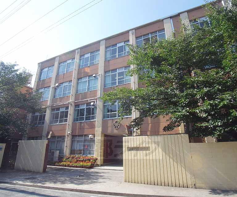 中学校　栗陵中学校（中学校）まで389m