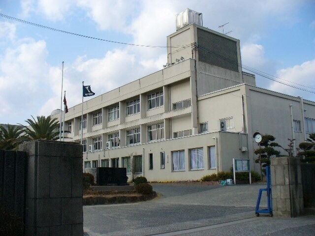 中学校　浅口市立鴨方中学校（中学校）まで1609m