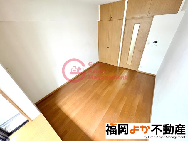 その他部屋・スペース　落ち着いた色調の寝室です