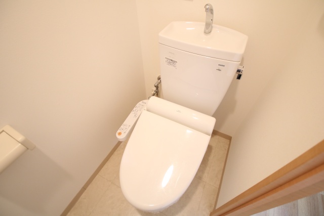 トイレ　※他のお部屋の参考写真です