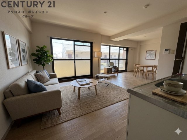 居室・リビング　南向きの陽当たり良好なリビング♪