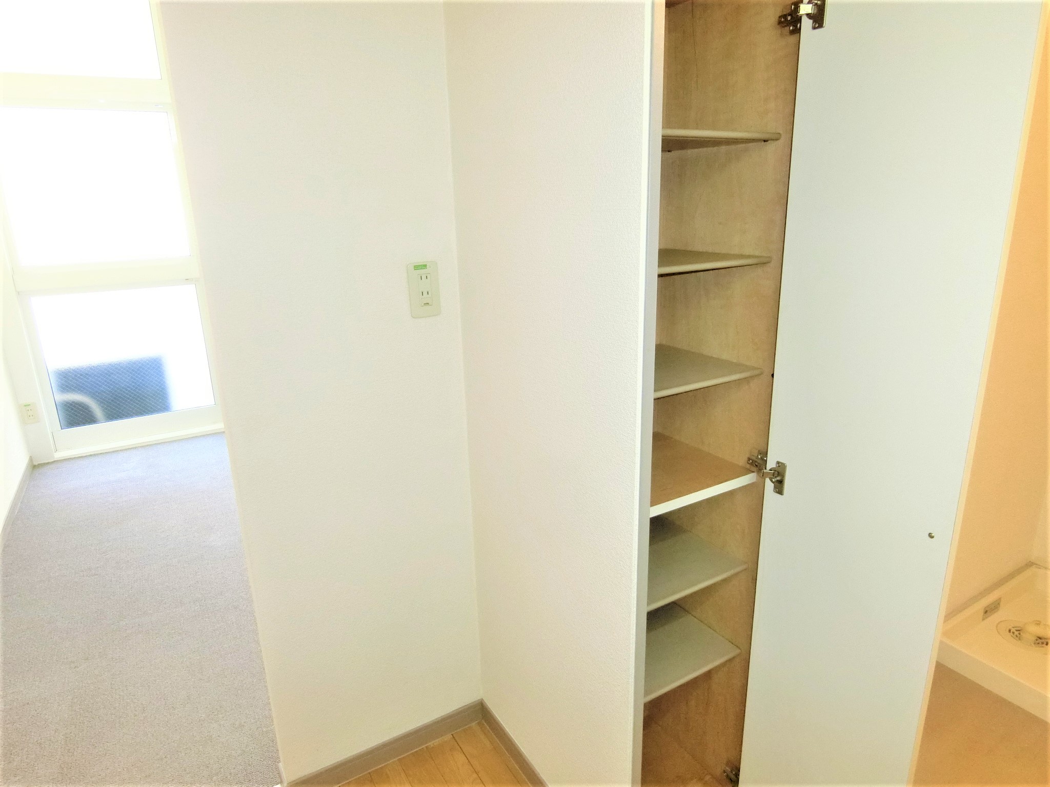その他共有部分　キッチンには冷蔵庫置場と収納を完備です☆