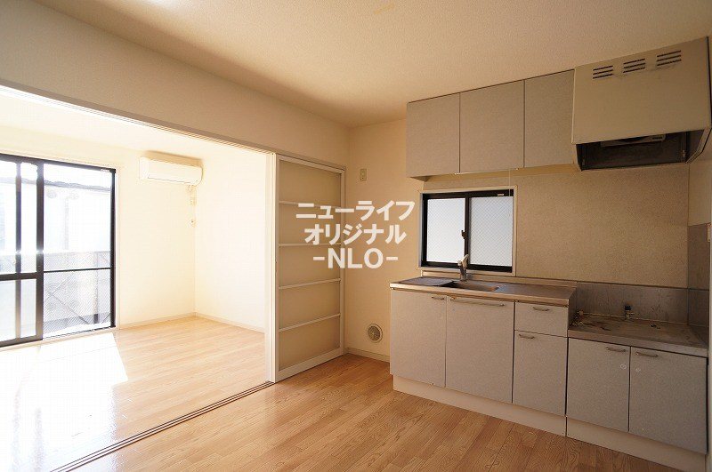 居室・リビング　間仕切りを開放して広い空間としてもお使いいただけます☆