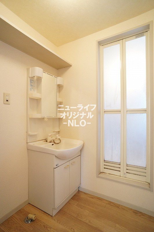 洗面設備　忙しい朝の身支度に役立つシャワーノズル付き洗面台☆