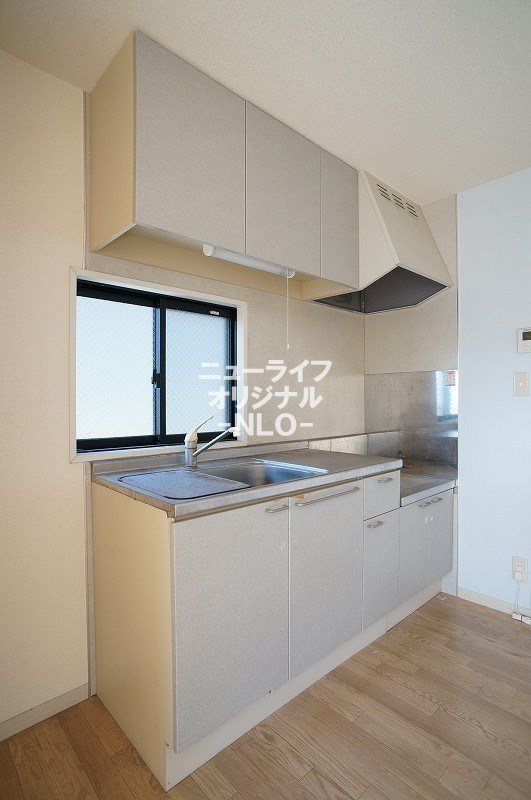 キッチン　換気にも役立つ小窓付きのキッチン☆