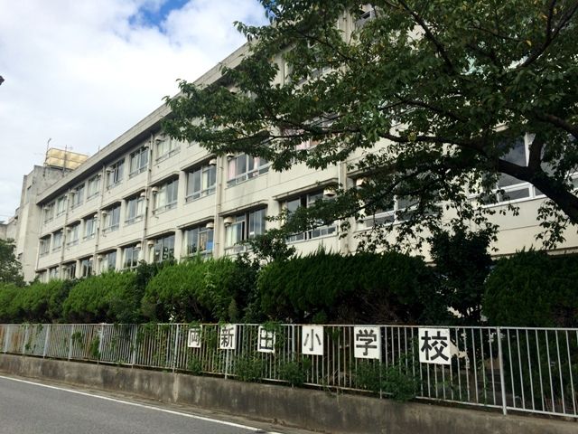 小学校　草加市立両新田小学校（小学校）まで2013m