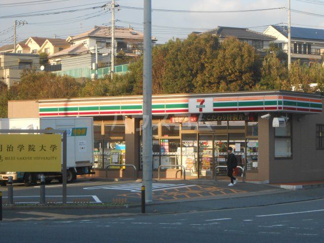 コンビニ　セブンイレブン 横浜明治学院大学正門前店（コンビニ）まで674m