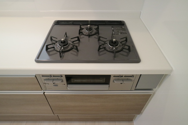 キッチン　システムキッチン三口コンロ