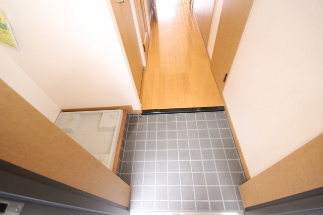 玄関　※別号室の写真です