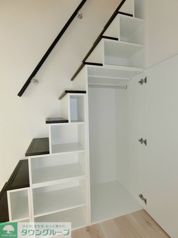 収納　ロフトへは階段で楽々上り下り♪側面はクローゼット＆棚になっ…