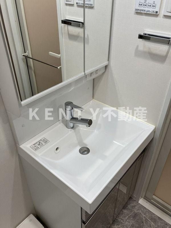 洗面設備　ゆったりとスペースのある洗面所