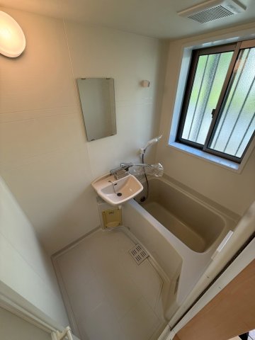 バス・シャワールーム　バストイレ別！こちらで１日の疲れを癒してください。