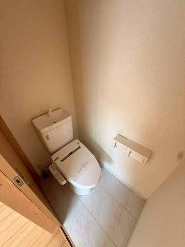 トイレ　バストイレ別！うれしい温水洗浄便座付きです。
