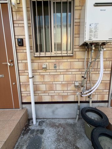 その他共有部分　玄関横に洗濯機置き場がございます。