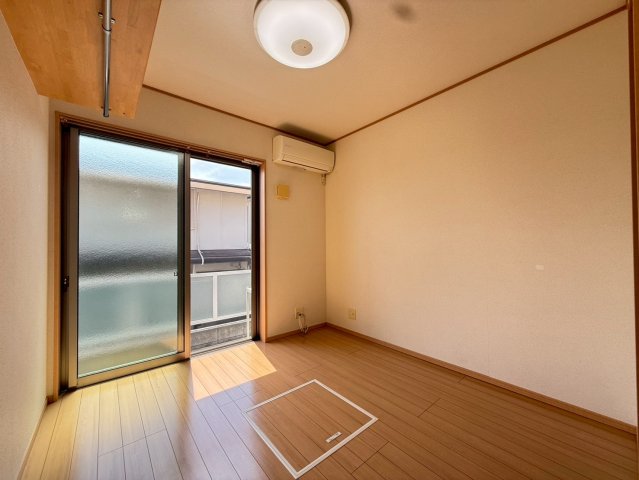 居室・リビング　約６帖の居室です。南向きなので日当たり良好です。
