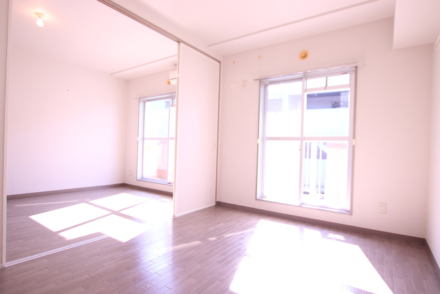 その他部屋・スペース　明るい陽射しが差し込むお部屋です！