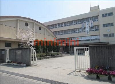 中学校　茨木市立西陵中学校（中学校）まで879m
