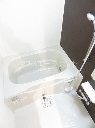 バス・シャワールーム　追い炊き機能付きで快適です。※参考写真は別号室です。