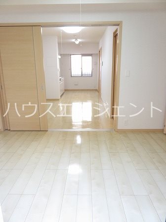 その他部屋・スペース　洋室6.5帖、南面。※参考写真は別号室です。