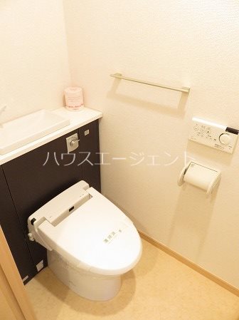 トイレ　トイレもウォシュレット付きで快適！※参考写真は別号室です。