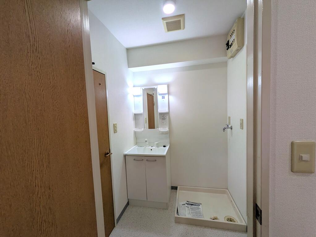 洗面設備　工事前の写真