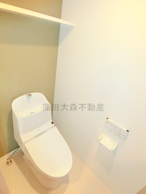 トイレ　棚収納と温水洗浄便座付きのタンクレストイレ