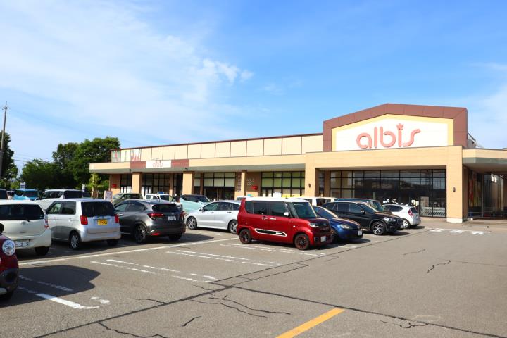 スーパー　アルビス（株）／野々市三納店（スーパー）まで717m