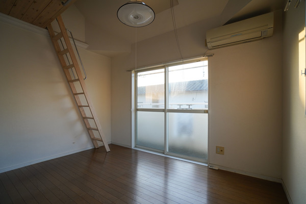 居室・リビング　同じ建物の別なお部屋