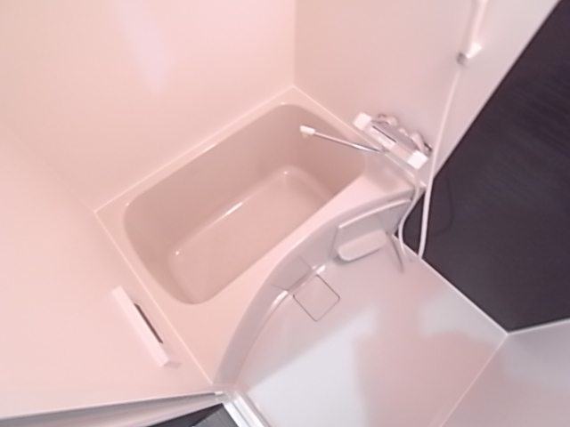バス・シャワールーム　コンパクトで使いやすいお風呂です