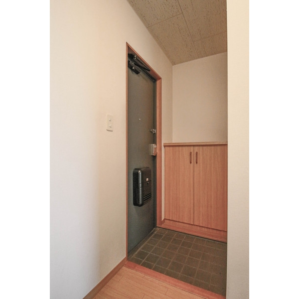 玄関　同敷地内の別なお部屋
