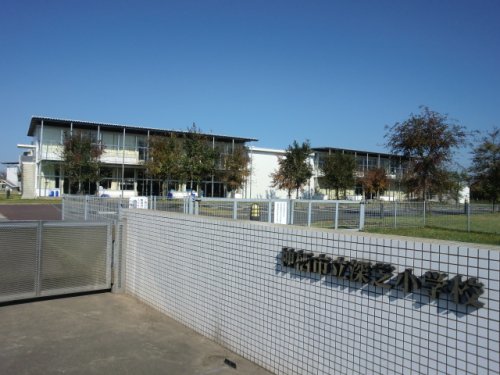 小学校　神栖市立深芝小学校（小学校）まで910m