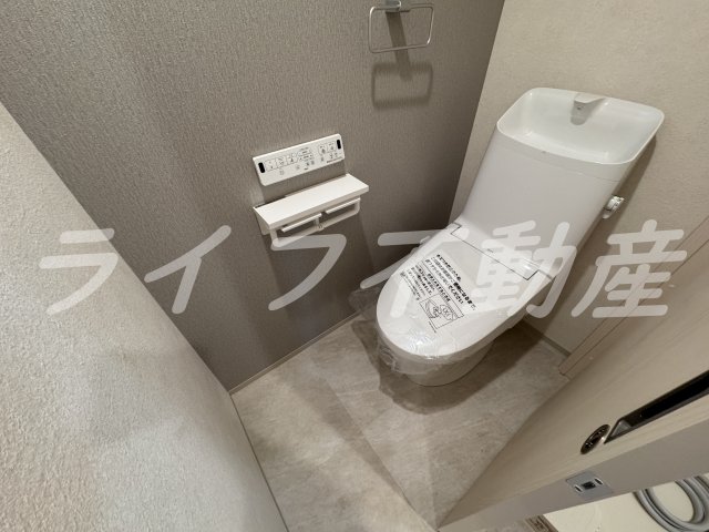 トイレ　落ち着いた色調のトイレです