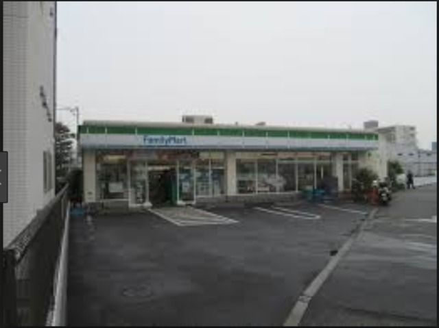 コンビニ　ファミリーマート江東新砂店（コンビニ）まで717m
