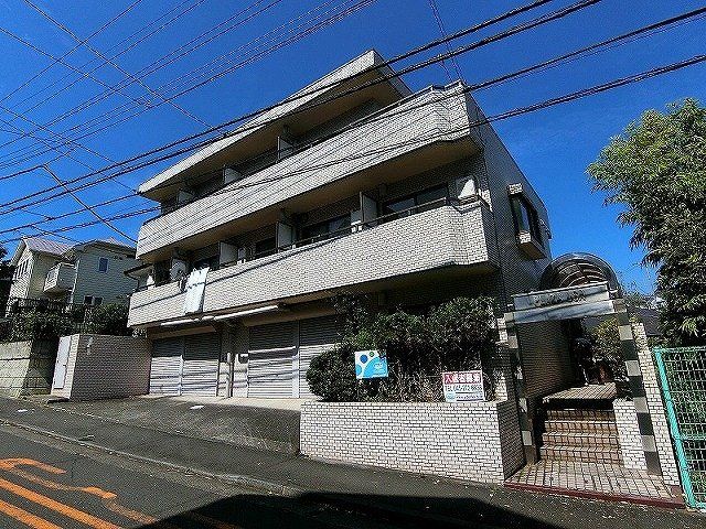 建物外観　小田急線「柿生」駅まで徒歩9分！鉄筋コンクリート造3階建てマ