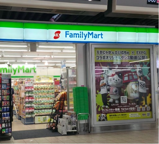 コンビニ　ファミリーマート 近鉄鶴橋駅東3階店（コンビニ）まで121m