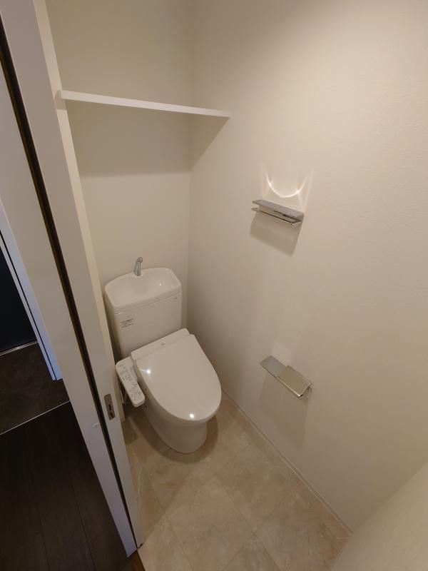 トイレ　落ち着いた色調のトイレです
