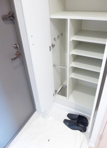 玄関　別部屋の画像を使用しております。